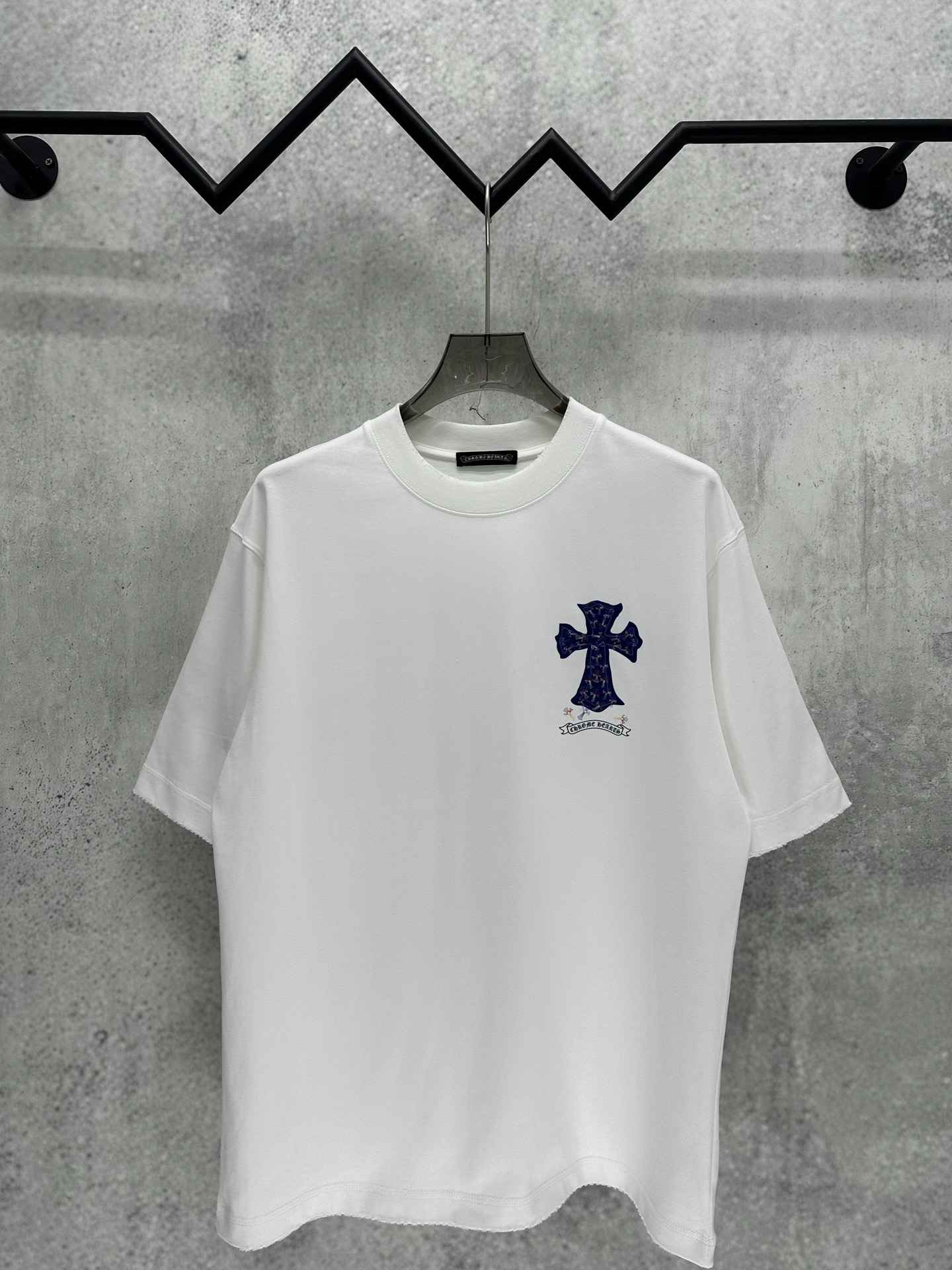 Chrome Hearts 克罗心 Chrome Hearts 2026新款春季短袖380克高圆领设计理念 重磅纯棉 领口下摆袖口采用进口磨破机高精做破工艺 质感十足 百搭