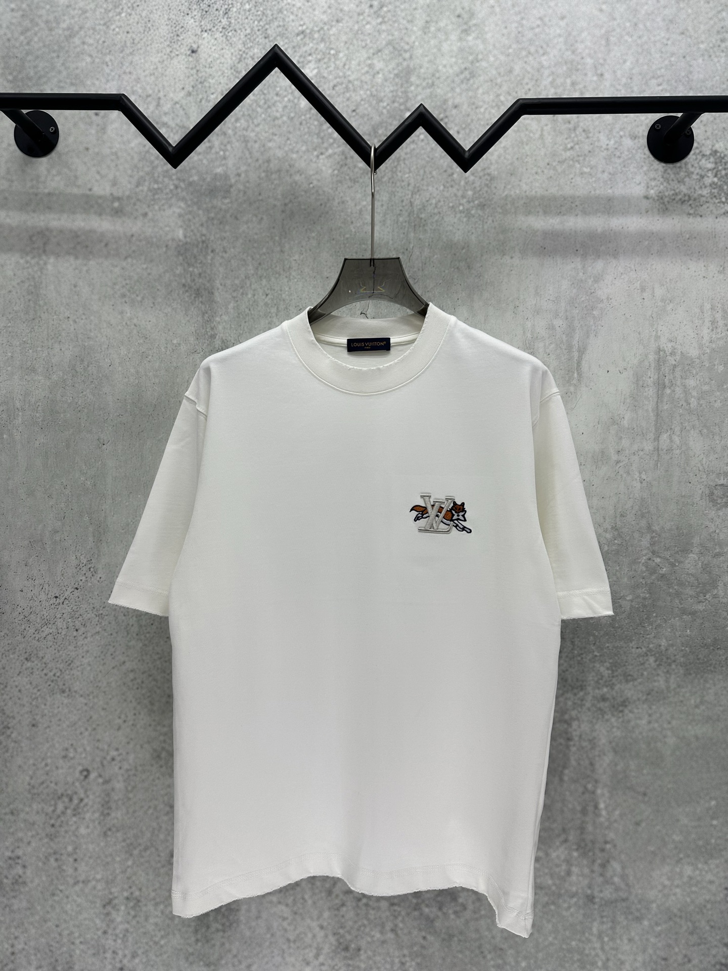 Louis Vuitton Lv 路易威登2026ss重磅 高圆领设计理念380g重磅纯棉 采用万针刺绣工艺 领口下摆袖口采用进口磨破机高精做破工艺 质感十足 百搭