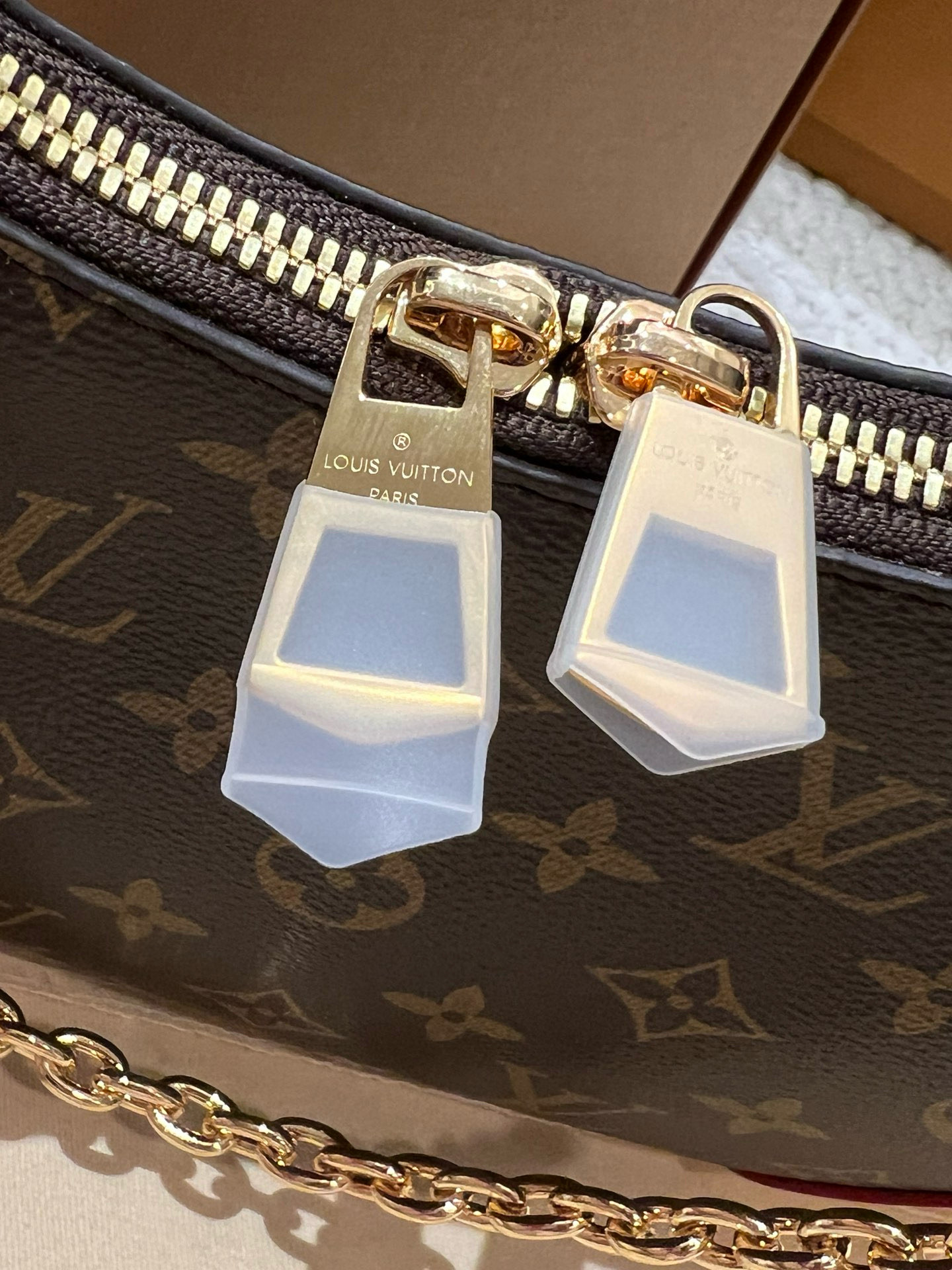 🅿️330  顶级原厂 黄牛角手机细节实拍

同步专柜NFC变码芯片 M45832

随便🆚市场同等品质价位！！！

尺寸：27.0 x 16.0 x 10.0 厘米