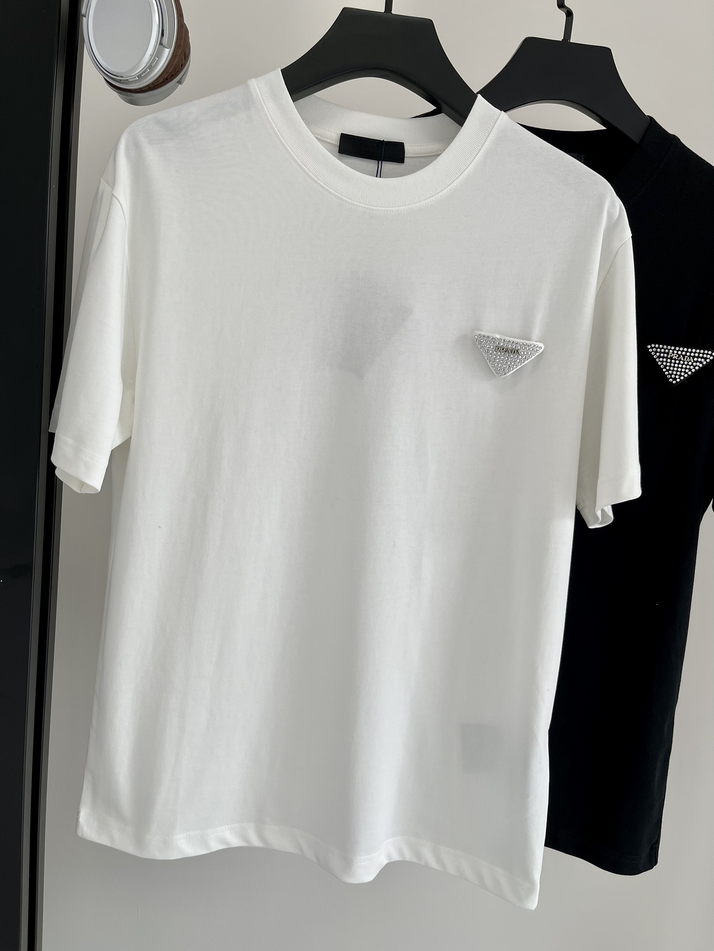 普拉达2024ss最新款短袖T恤原标定制面料手感柔软穿着舒适做工精细.上身效果无敌帅气码数M-3XL