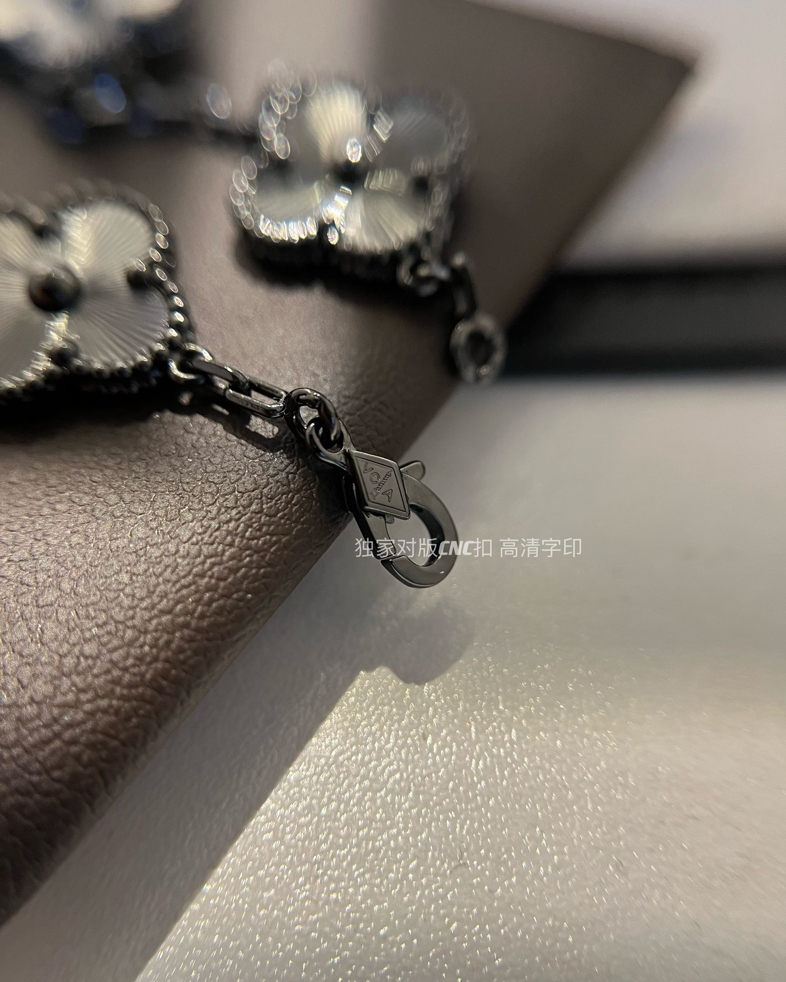 Van Cleef & Arpels vca 镭射雕花片五花手链 枪色