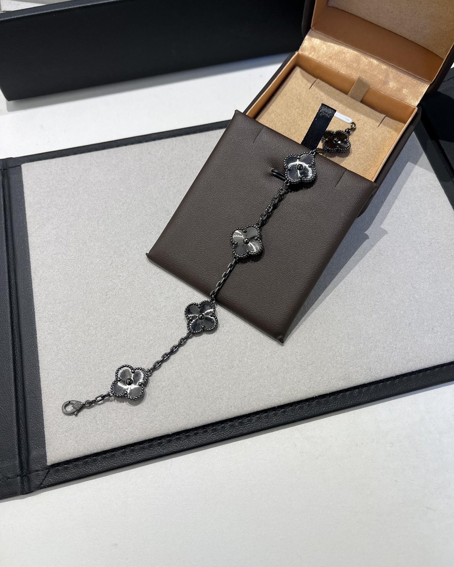Van Cleef & Arpels vca 镭射雕花片五花手链 枪色