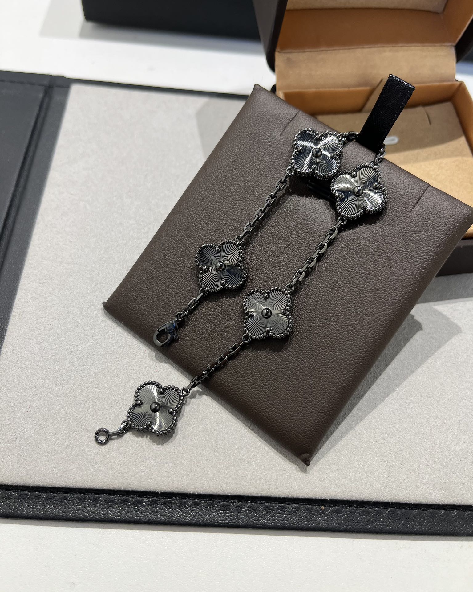Van Cleef & Arpels vca 镭射雕花片五花手链 枪色