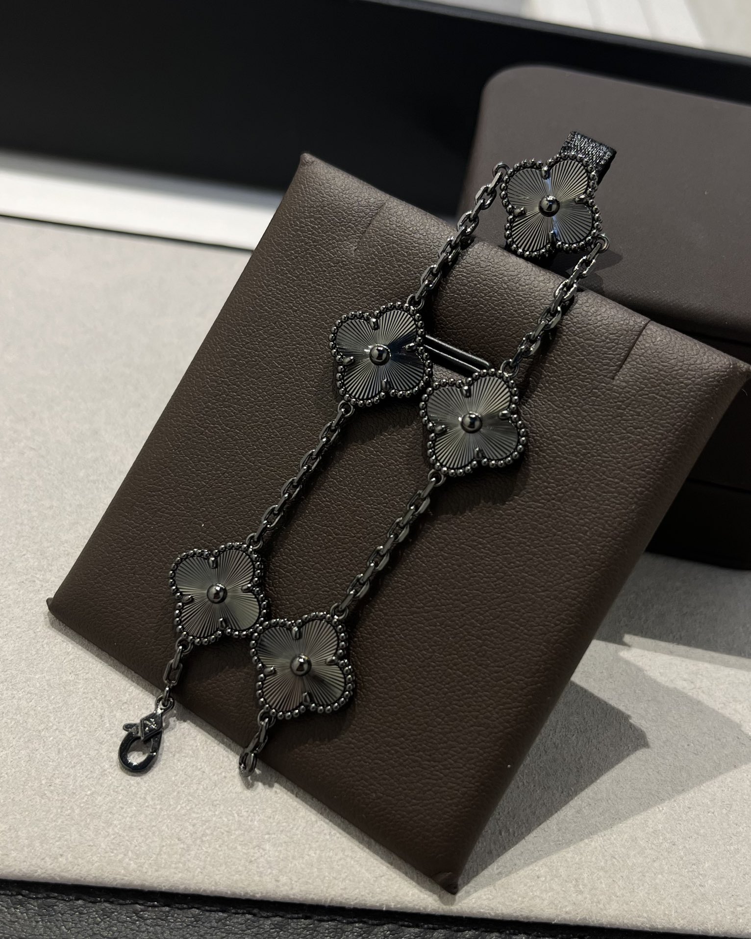 Van Cleef & Arpels vca 镭射雕花片五花手链 枪色