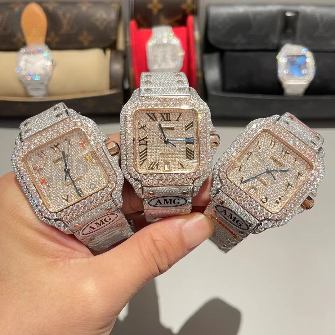 AMG卡地亚(手拆带)山度士满天星震撼来袭!整表研发到成品历时2年,采用最先进的镶嵌工艺,表带更是采用无边镶工艺使整表看起来非常惊艳,为了实现无边镶效果经历无数次的尝试,在保持原版表带厚度的同时还要保证完美的镶嵌效果; 1、316不锈钢材料,尺寸40mm,采用稳定9015机芯,走时稳当! 2、瑞士工艺烧制钢表针,配备蓝玻璃增透白膜/防炫/防手纹 3、配备卡地亚实用两项发明“SmartLink”表链调节装置和“QuickSwitch”表带快速替换装置,佩戴起来表带非常贴手舒服! 4、采用5A锆石珠宝镶嵌手法 ,快拆手拆式钢带 欢迎品鉴!