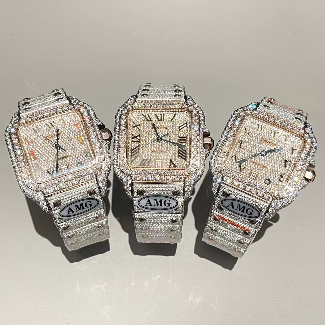 AMG卡地亚(手拆带)山度士满天星震撼来袭!整表研发到成品历时2年,采用最先进的镶嵌工艺,表带更是采用无边镶工艺使整表看起来非常惊艳,为了实现无边镶效果经历无数次的尝试,在保持原版表带厚度的同时还要保证完美的镶嵌效果; 1、316不锈钢材料,尺寸40mm,采用稳定9015机芯,走时稳当! 2、瑞士工艺烧制钢表针,配备蓝玻璃增透白膜/防炫/防手纹 3、配备卡地亚实用两项发明“SmartLink”表链调节装置和“QuickSwitch”表带快速替换装置,佩戴起来表带非常贴手舒服! 4、采用5A锆石珠宝镶嵌手法 ,快拆手拆式钢带 欢迎品鉴!