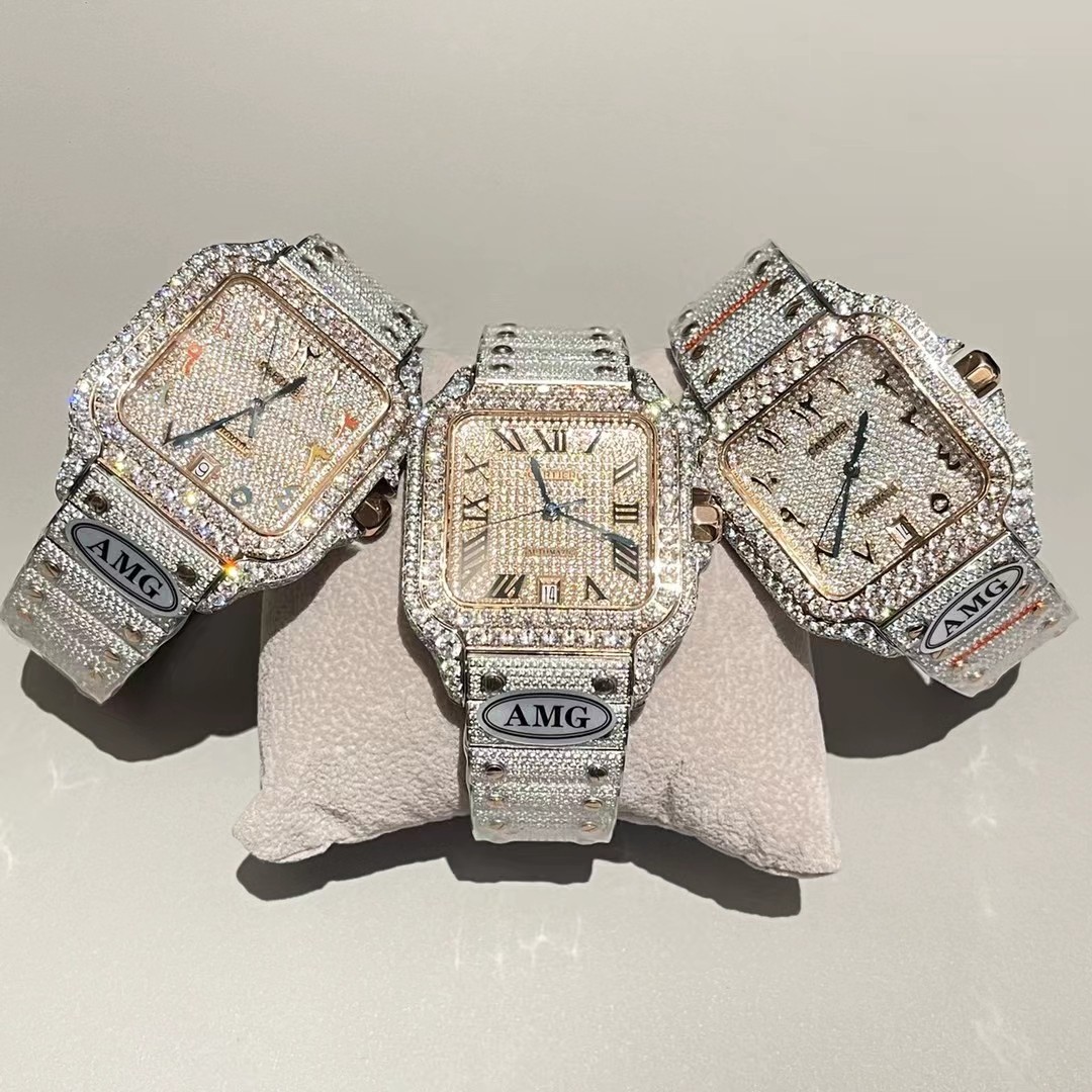 AMG卡地亚（手拆带）山度士满天星震撼来袭！整表研发到成品历时2年，采用最先进的镶嵌工艺，表带更是采用无边镶工艺使整表看起来非常惊艳，为了实现无边镶效果经历无数次的尝试，在保持原版表带厚度的同时还要保证完美的镶嵌效果； 1、316不锈钢材料，尺寸40mm，采用稳定9015机芯，走时稳当！ 2、瑞士工艺烧制钢表针，配备蓝玻璃增透白膜/防炫/防手纹 3、配备卡地亚实用两项发明“SmartLink”表链调节装置和“QuickSwitch”表带快速替换装置,佩戴起来表带非常贴手舒服！ 4、采用5A锆石珠宝镶嵌手法 ，快拆手拆式钢带 欢迎品鉴！