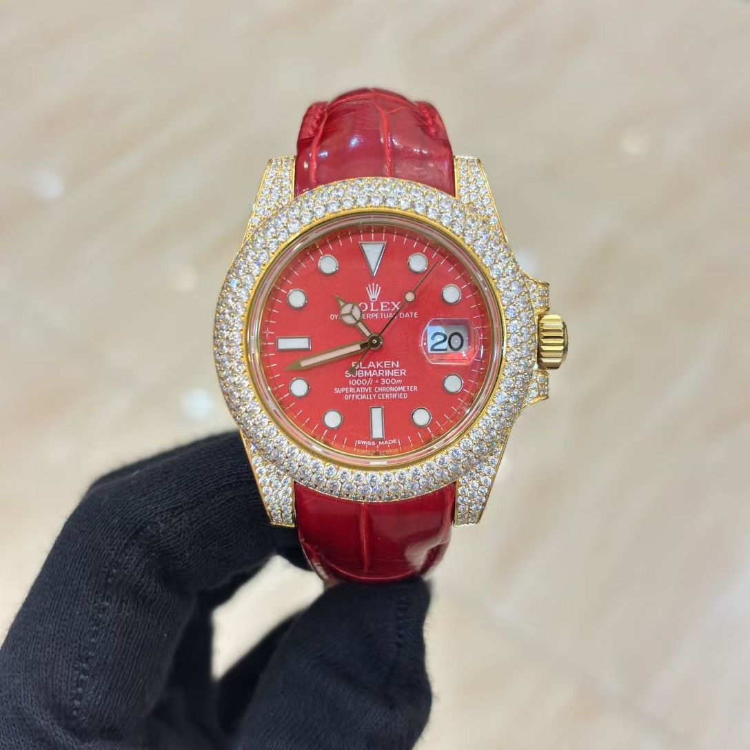 NO:336903,Newly modified diamond-set Rolex watch Submarine type (water ghost) gold crocodile leather diamond series!  A magnificent and luxurious watch, with temptation and tension, the best choice for wealth and honor, and a symbol of identity, suitable for important occasions!  [Movement] uses a fully automatic blue oil wire movement that symbolizes Rolex's soul, and its performance is extremely stable. [Case] ​​The watch size is 40mm. It is made of top German 904L Oyster Steel. It is densely inlaid with the top Swarovski diamonds to restore the authentic luxurious and invincible texture. [Watch strap] comes with American crocodile belt standard!  It is very comfortable to wear. It gives the wrist the highest comfort, [mirror] sapphire mirror. Super luminous literals, and the literal color is more delicate, which makes the visual effect consistent with the authentic product!  ,swarovski,rolex,crocodile skin,gold19860909全新改装镶钻 劳力士腕表 潜航者型（ 水鬼）黄金鳄鱼皮密镶钻系列！极具壮丽和奢华的手表,具有诱惑性和张力,富贵之气的不二之选,身份的象征,适合重要场合使用！【机芯】采用象征着劳力士的灵魂全自动蓝油丝机芯,性能极为稳定.【表壳】腕表尺寸40mm.采用德国顶级904L蚝式钢所制.密集镶满最顶级的施华洛世奇美钻还原正品奢华至极的无敌质感.【表带】标配美洲鳄鱼皮带！佩戴非常舒适.给予手腕最高的舒适度,【镜面】蓝宝石镜面.超强夜光字面,字面颜色更细腻做出了与正品一致的视觉效果！,,swarovski,rolex,crocodile skin,gold,Watch