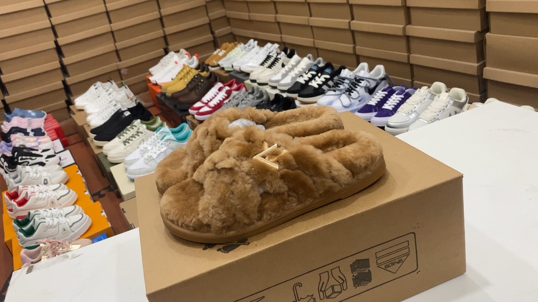 Dove posso trovare
 Louis Vuitton Superiore
 Scarpe Pantofole Mezze Agnello Collezione Autunno/Inverno