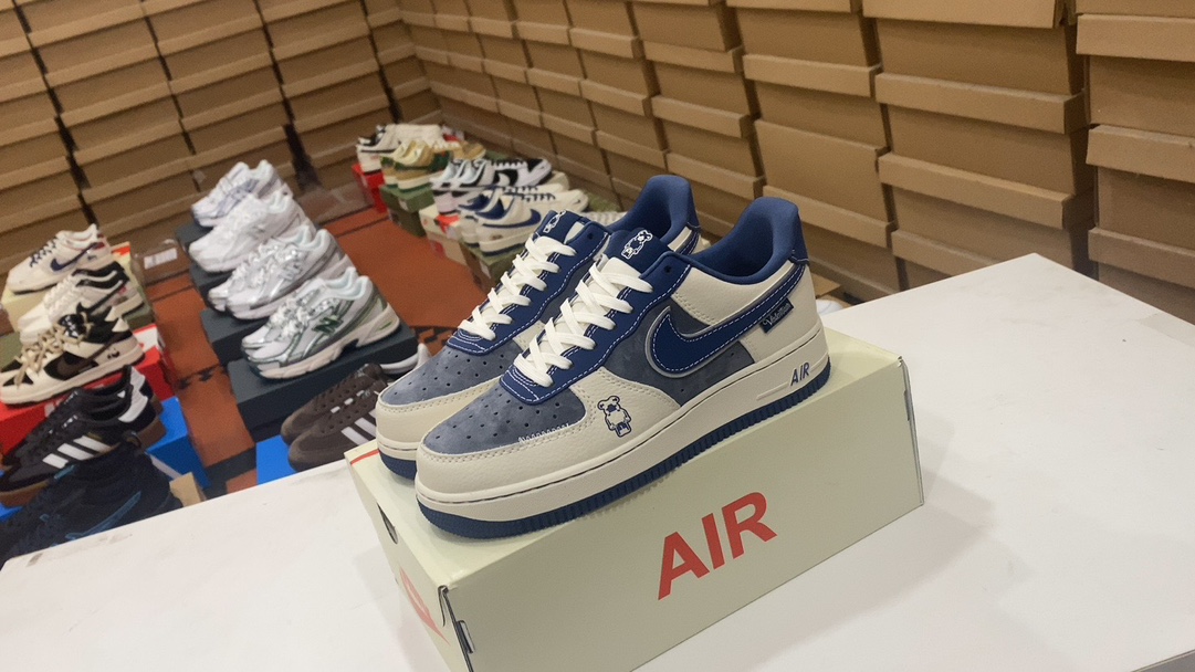 💰240 Nike AIR FORCE 1’07 Air Force 1 zapatillas deportivas informales, versátiles y de caña baja. Un rendimiento de amortiguación suave y elástico y un excelente diseño de entresuela, combinados con un aspecto retro y moderno, crean Force 1, que ha sido popular en todo el mundo durante más de 30 años. Talla: 36 36,5 37,5 38 38,5 39 40 40,5 41 42 42,5 43 44 45. Número de artículo: KK1988-017 #13842578873005