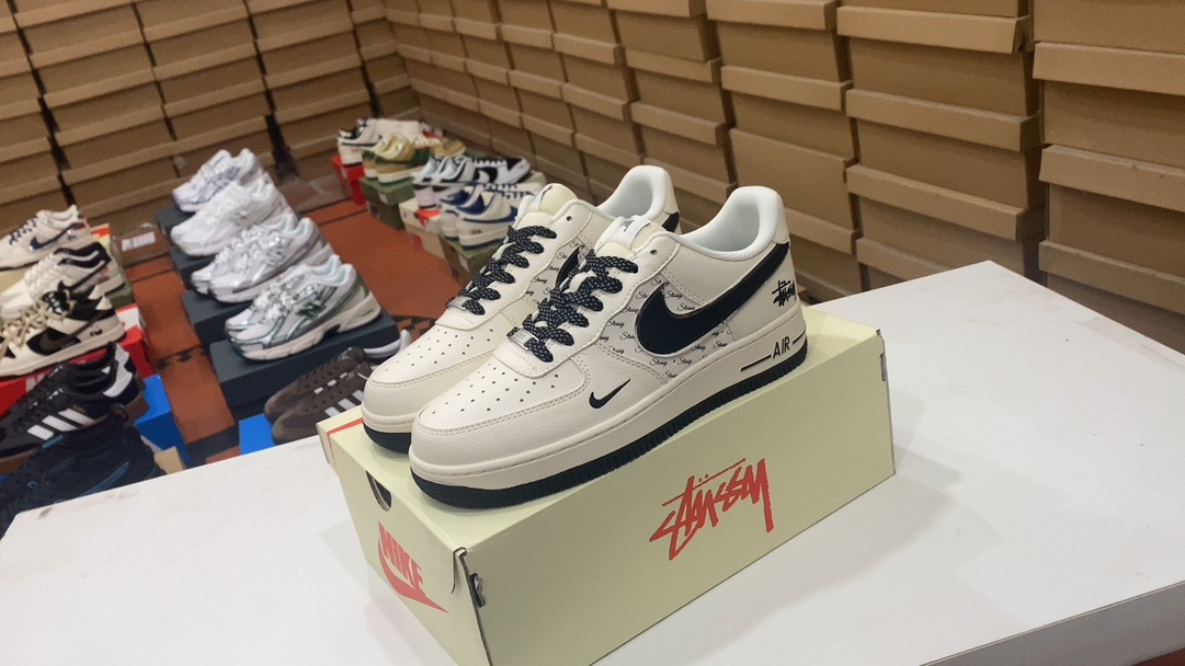 💰240 Nike AIR FORCE 1’07 Air Force 1 zapatillas deportivas informales, versátiles y de caña baja. Un rendimiento de amortiguación suave y elástico y un excelente diseño de entresuela, combinados con un aspecto retro y moderno, crean Force 1, que ha sido popular en todo el mundo durante más de 30 años. Talla: 36 36,5 37,5 38 38,5 39 40 40,5 41 42 42,5 43 44 45. Número de artículo: XZ3328-506 #13842578873005