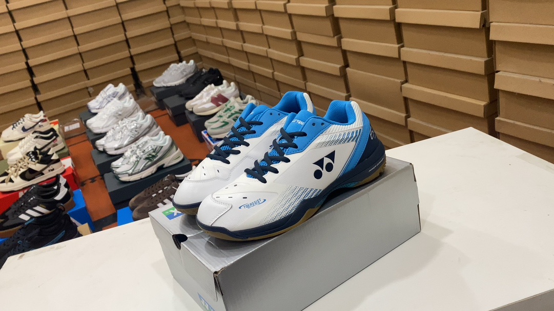 💰210 YONEX POWER CUSHION 65 Zapatos de bádminton de cuero sintético de tela Tiro real Cojín eléctrico de primer uso + Diseño Absorción de impactos Almacenamiento de energía para proteger los tobillos Protector ergonómico anticolisión para los dedos La suela utiliza una suela de paleta radial para mejorar las propiedades antideslizantes integrales Más fuerte Resistencia al suelo. La suela adopta un diseño de placa de carbono de grafito para mejorar el soporte de la suela. El diseño de orificios de malla transpirable mejora la liberación de calor dentro del zapato. 39 40 41 42 43 44 45 #14844573875044