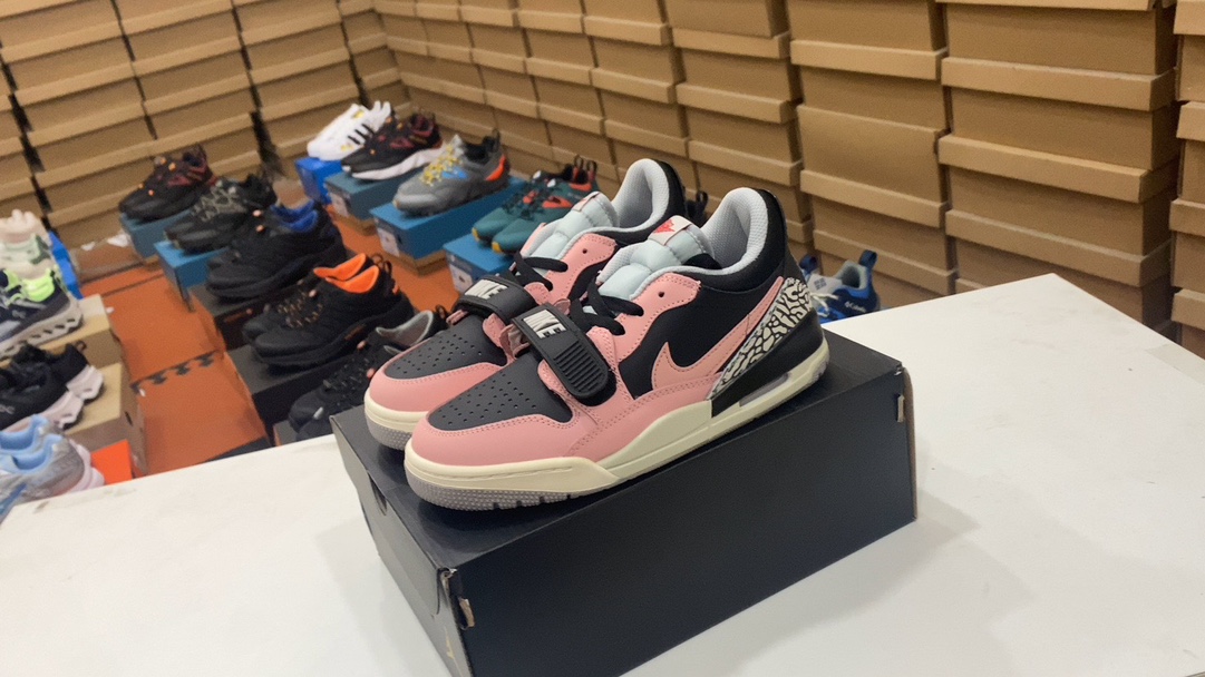 Un 250 Jordan Legacy 312, que se llama «el Sanhe más fuerte» llamado «Los tres más fuertes», naturalmente, tiene un diseño híbrido. Air Jordan 1 y Air Trainer 2, Combine estos tres pares de zapatos populares, el nombre de los «tres más fuertes» de esto «de esto: 36 36.5 37.5 38.5 39 40 40 42 42 42.5 43 44 45 46 Número de elemento: CD9054 -101#35754273875025