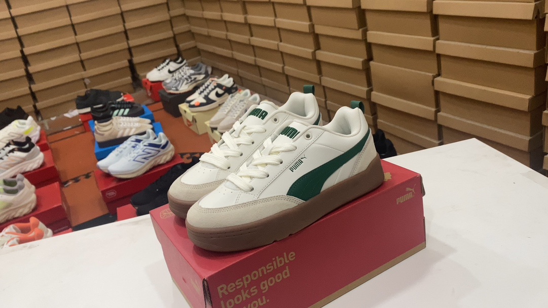 💰110 Puma Park Lifestyle OG Sneake Zapatillas de entrenamiento morales de corte bajo, antideslizantes y resistentes al desgaste. La base de los ojales y los protuberancias de los dedos están hechos de material de cuero de cerdo para apoyar el trabajo de pasos al pisar el costado y garantizar la transpirabilidad incluso en entornos de uso. como gimnasios El diseño tipo ventosa es para mejorar el rendimiento de agarre de la superficie del gimnasio. Tamaño 36 36,5 37,5 38 38,5. 39 40 40,5 41 42 42,5 43 44 44,5 45N.º de artículo 397262-02#12567075874042