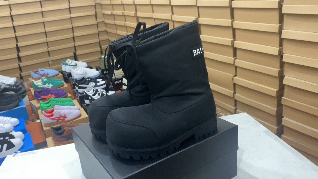 💰570 Balenciaga Las botas altas de suela gruesa estilo pasarela Balenciaga se desarrollan y fabrican originalmente utilizando técnicas de desgaste hechas a mano. Cada zapato tiene un cierto grado de desgaste, tamaño y rango, o asimetría. La versión más popular del diseño en 2018, la apariencia es moderna y la suela está hecha de material resistente al desgaste. Tamaño: 36 37 38 39 40 41 42 43 44. 45#134649768720611