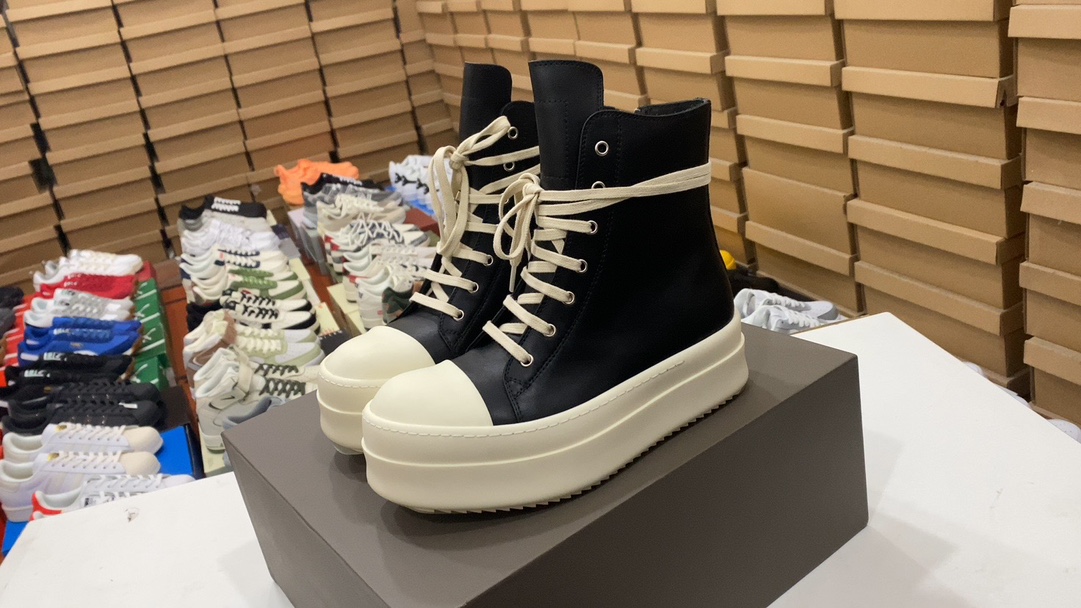 💰Los zapatos de pan con punta redonda 570 Rick Owens Jumbo Laces están hechos de un material superior de piel de cordero granulada teñida con agua con una textura invencible. El diseño de los zapatos de pan gorditos viene con espuma viscoelástica, que es suave, cómoda y linda. Suela exterior Especificaciones uno a uno. Caja de regalo con cubierta Heaven and Earth. Un conjunto completo de accesorios y zapatos de alta calidad. Tallas: 36 37 38 39 40 41 42 43 44. 45 46#134147748750611