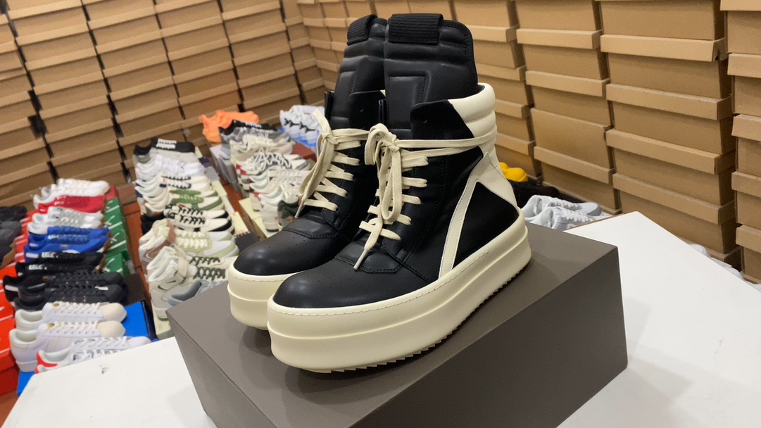 💰Los zapatos de pan con punta redonda 570 Rick Owens Jumbo Laces están hechos de un material superior de piel de cordero granulada teñida con agua con una textura invencible. El diseño de los zapatos de pan gorditos viene con espuma viscoelástica, que es suave, cómoda y linda. Suela exterior Especificaciones uno a uno. Caja de regalo con cubierta Heaven and Earth. Un conjunto completo de accesorios y zapatos de alta calidad. Tallas: 36 37 38 39 40 41 42 43 44. 45 46#134147748750611