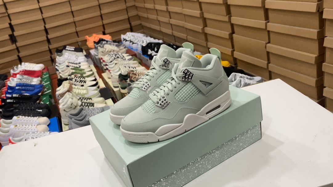 💰350 Jordan Air Jordan 4 «Seafoam» Mint Green Esta zapatilla utiliza los colores Seafoam, Sail y Metallic Silver. La parte superior es principalmente de color verde claro, llena de estilo fresco y su apariencia es muy en línea. Hecho de material de cuero de alta calidad, adornado con colores Sail contrastantes y detalles plateados metálicos, el diseño tiene un atractivo elegante. La lengüeta y el talón están decorados con el logo de Jumpman. Talla: 40 40.5 41 42 42.5 43 44 45 46 47. N.º de artículo: HV0823-003 #256.