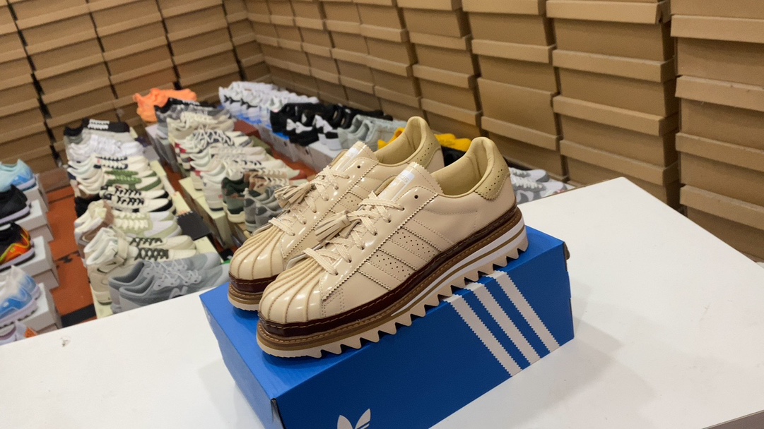 💰350 Las zapatillas casuales con dientes de sierra conjuntas Adidas CLOT x Adidas Superstar Edison Chen están diseñadas basándose en el clásico «Superstar» en su conjunto, reinterpretando la icónica puntera en forma de concha. La lengüeta también tiene detalles especiales de borlas con logotipos en ambos lados, el más grande. Lo más destacado de la identidad conjunta es la suela, además del realce de la entresuela, también tiene un diseño especial en forma de «diente de sierra de tiburón», que permite identificar fácilmente la talla: 36. 36⅔ 37⅓ 38 38⅔ 39⅓ 40 40⅔ 41⅓ 42 42⅔ 43⅓ 44 45 46Número de artículo: JQ6117 #143