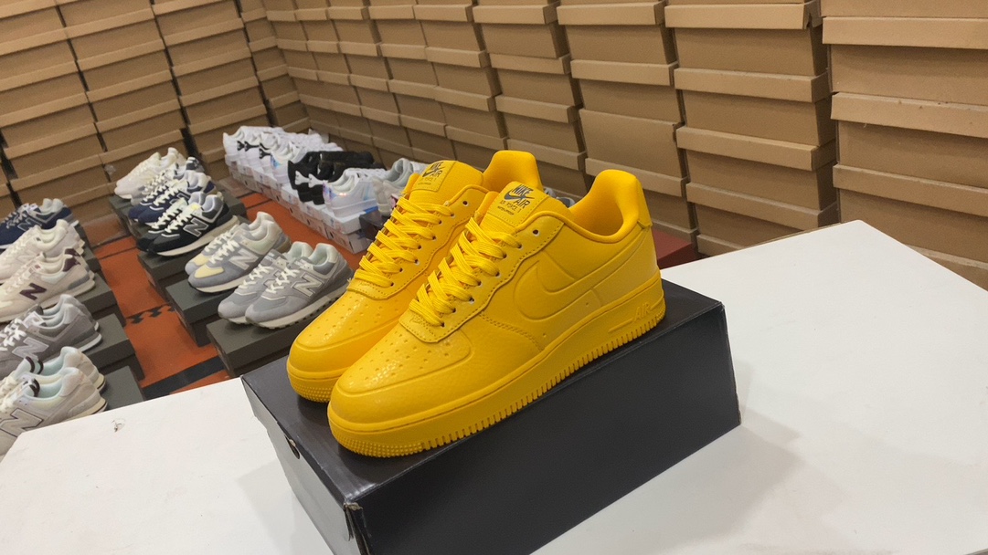 💰130 Nike AIR FORCE 1’07 Air Force 1 zapatillas deportivas informales, versátiles y de caña baja. Un rendimiento de amortiguación suave y elástico y un excelente diseño de entresuela, combinados con un aspecto retro y moderno, crean Force 1, que ha sido popular en todo el mundo durante más de 30 años. Talla: 36 36,5 37,5 38 38,5 39 40 40,5 41 42 42,5 43 44 45. tamaño: FB8875-700 #148