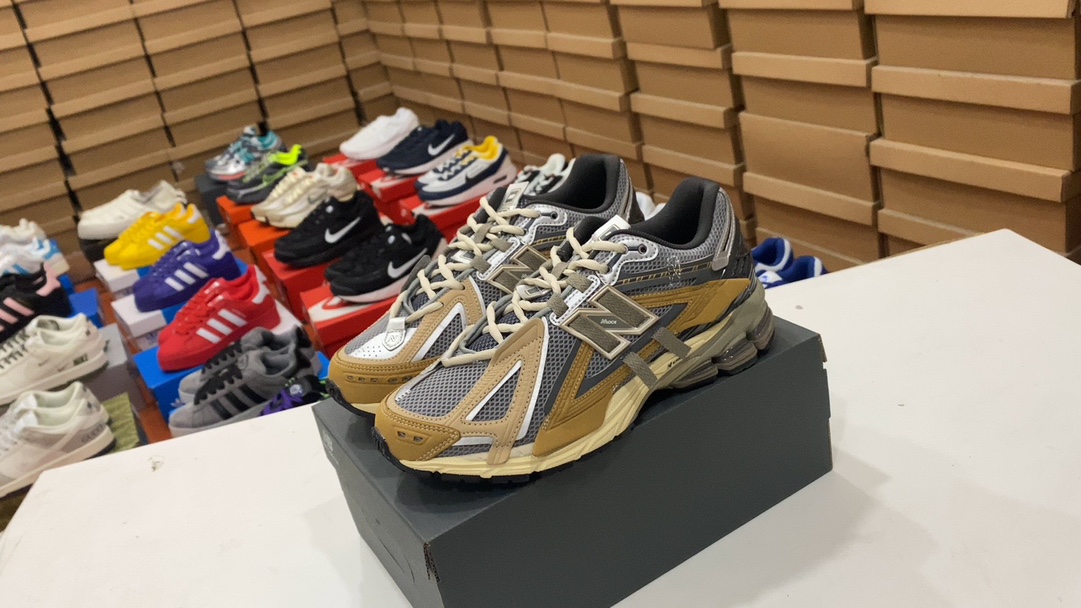 💰190 New Balance M1906 Las zapatillas para correr retro New Balance están hechas de cuero de vaca liviano empalmado con un acolchado de malla transpirable. La suela exterior de tela T-Beam brinda soporte para el arco del pie para mantener la marcha estable. acolchado para superar las irregularidades. Los bloques de color logran una estética pasada de moda y las suelas amarillentas contribuyen aún más a la atmósfera retro. Tamaño: 36 37 37.5 38. 38,5 39,5 40 40,5 41,5 42 42,5 43 44 45 46 46,5Número de artículo: U1906AA#20232898443004