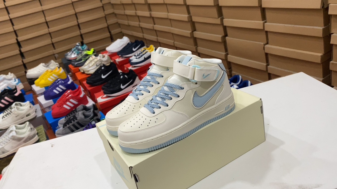 💰240 Nike AIR FORCE 1’07 Air Force 1 zapatillas deportivas informales, versátiles y de caña alta. Un rendimiento de amortiguación suave y elástico y un excelente diseño de entresuela, combinados con un aspecto retro y moderno, crean Force 1, que ha sido popular en todo el mundo durante más de 30 años. Talla: 36 36.5 37.5 38 38.5 39 40 40.5 41 42 42.5 43 44. Tamaño 45: SH0235-555#13832898443005