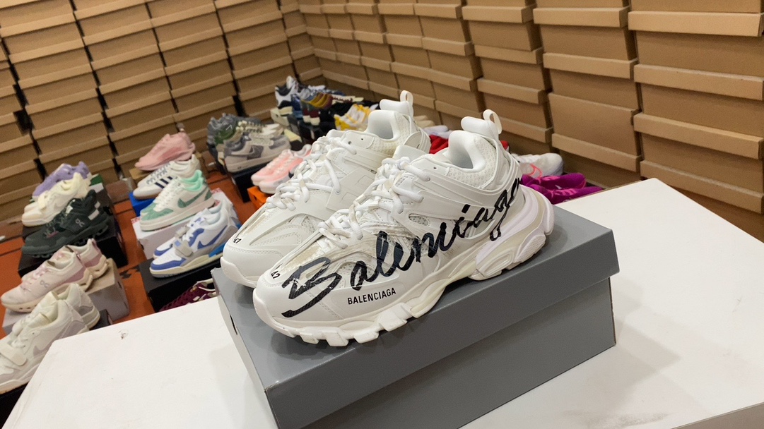 💰470 Balenciaga Phantom Sneaker La nueva tercera generación de modernas zapatillas para correr de Balenciaga agrega un nuevo diseño. Si bien continúa con los contornos exteriores y la compleja estructura superior de Track Trainer, tiene un estilo más retro. Tamaño: 35 36 37 38 39 40 41 42 43 44. 45 46 #12258095440069