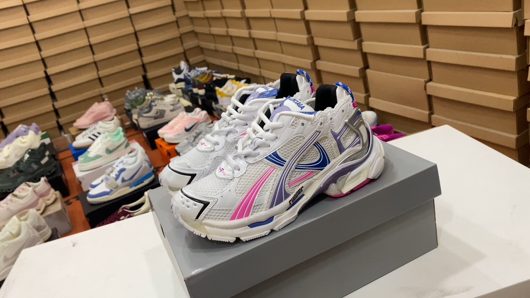 470 Balenciaga Runner 7.0 muestra el estilo del estilo de zapatos deportivos del diseñador de Demna a través de detalles, detalles antiguos y de sutura, y usa un par de «zapatos viejos» para pasar la sensación retro, el tablero trasero, el dedo del pie, luego muestra a Demna’s’s Concepto futuro estructural;