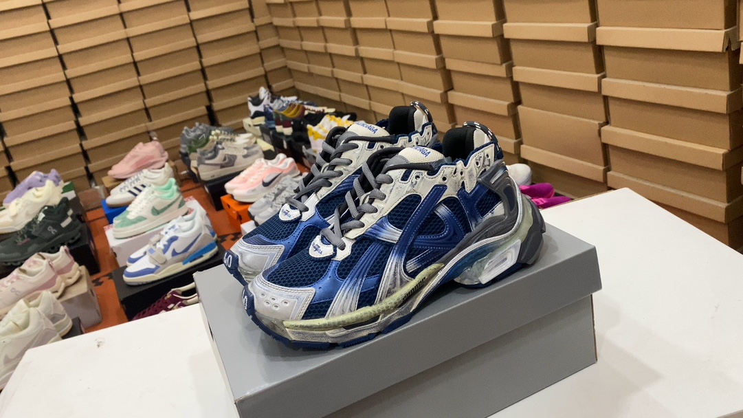 💰470 Balenciaga BALENCIAGA Runner 7.0 muestra el estilo de las zapatillas del diseñador Demna a través de detalles como pegamento desbordante, desgaste y costuras. Utiliza un par de «zapatos viejos» para transmitir una sensación retro. El panel lateral trasero y la puntera elevada demuestran el futuro de Demna. visión en estructura; la caja grande original restaura 100% la configuración oficial desde el interior hacia el exterior, exclusivo de primer nivel para triturar todas las versiones, tamaño: 35 36 37 38 39 40 41 42 43 44 45 46 #12253094443069