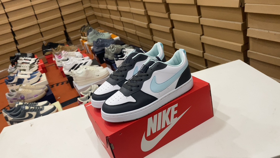 💰90 NIKE COURT BOROUGH LOW zapatillas deportivas informales, transpirables y versátiles de caña baja El diseño clásico y duradero combina una sensación cómoda en el pie y un estilo excepcional para interpretar el ingenioso trabajo. El soporte estructural y el ajuste combinados con el diseño de baloncesto retro crean un estilo fuera de la cancha. -estilo estrella Talla 36 36,5 37,5 38 38,5 39 40 40,5 41 42 42,5. 43 44 N.º de artículo HQ3258-060#14067795444002