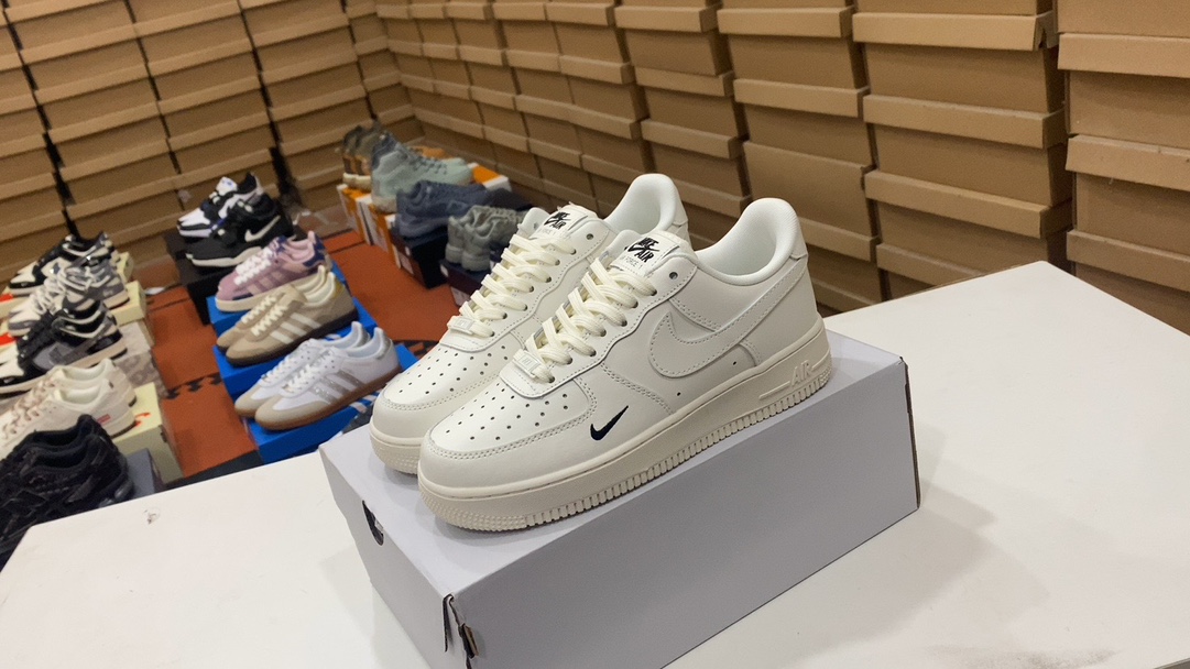 💰170 Nike AIR FORCE 1’07 Air Force 1 zapatillas deportivas informales, versátiles y de caña baja. Un rendimiento de amortiguación suave y elástico y un excelente diseño de entresuela, combinados con un aspecto retro y moderno, crean Force 1, que ha sido popular en todo el mundo durante más de 30 años. Talla: 36 36.5 37.5 38 38.5 39 40 40.5 41 42 42.5 43 44 45. Tamaño: HF1058-133#1486798443063