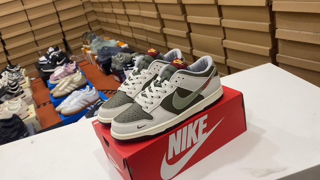 💰120 Los zapatos de skate deportivos informales de caña baja retro deconstruidos con cordón de la serie NIKE DUNK LOW utilizan un cojín de aire ZoomAir suave y cómodo para absorber eficazmente el impacto del skate y otros deportes extremos cuando aterrizan, brindando una mejor protección a los atletas callejeros: 36 36.5 37.5 38. 38,5 39 40 40,5 41 42 42,5 43 44 45 Número de artículo: HV5980-231#26767795444062