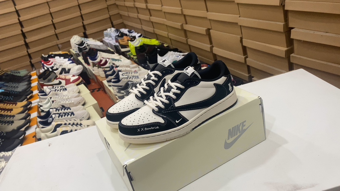 F 270 Jordan Fragment X Travis Scott X Off Air Jordan 1 El par de zapatos con marca de la trilogía baja está hecho de todo el cuero Litchi, la cintura está combinada con «gancho invertido» blanco, y luego el logotipo icónico de Travis Scott está decorada. es el color principal, que mejora el estilo de diseño blanco, azul y negro con diseño de fragmentos. 40.5.5.5 41 42 42.5 43 44 45 Número de artículo: SJ2068-138#143434944443065