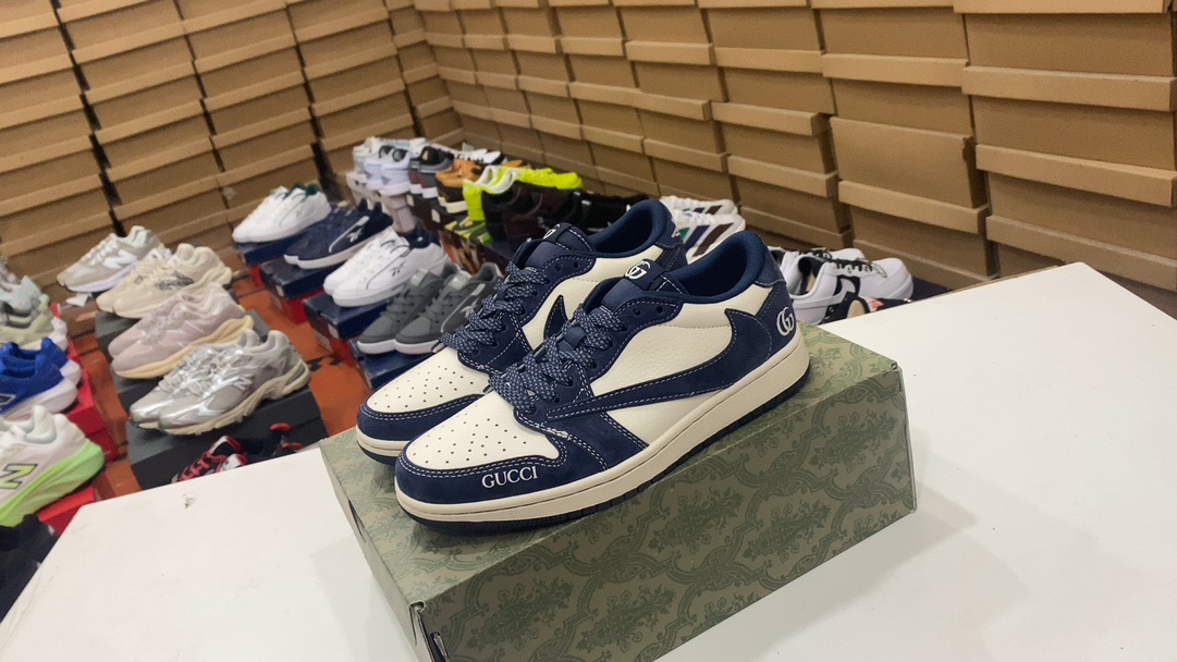 F 270 Jordan Fragment X Travis Scott X Off Air Jordan 1 El par de zapatos con marca de la trilogía baja está hecho de todo el cuero Litchi, la cintura está combinada con «gancho invertido» blanco, y luego el logotipo icónico de Travis Scott está decorada. es el color principal, que mejora el estilo de diseño blanco, azul y negro con diseño de fragmentos. 40.5.5.5 41 42 42.5 43 44 45 Número de artículo: XS3086-006#143434944443065