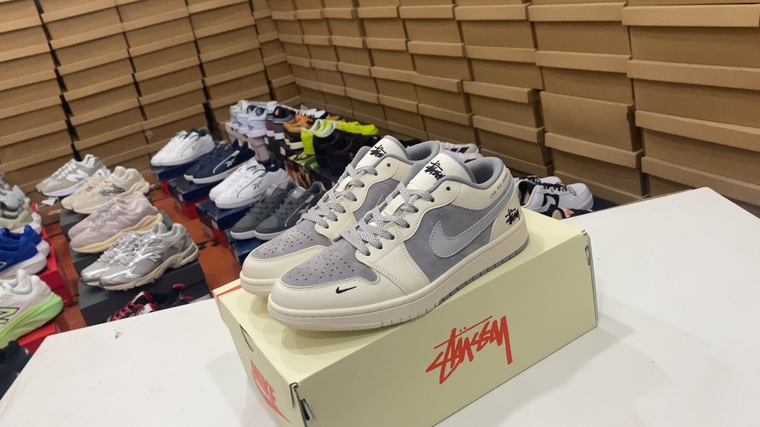 F 270 Jordan Fragment X Travis Scott X Off Air Jordan 1 El par de zapatos con marca de la trilogía baja está hecho de todo el cuero Litchi, la cintura está combinada con «gancho invertido» blanco, y luego el logotipo icónico de Travis Scott está decorada. es el color principal, que mejora el estilo de diseño blanco, azul y negro con diseño de fragmentos. 40.5.5.5 41 42 42.5 43 44 45 Número de artículo: SJ9950-044 #143434944443065