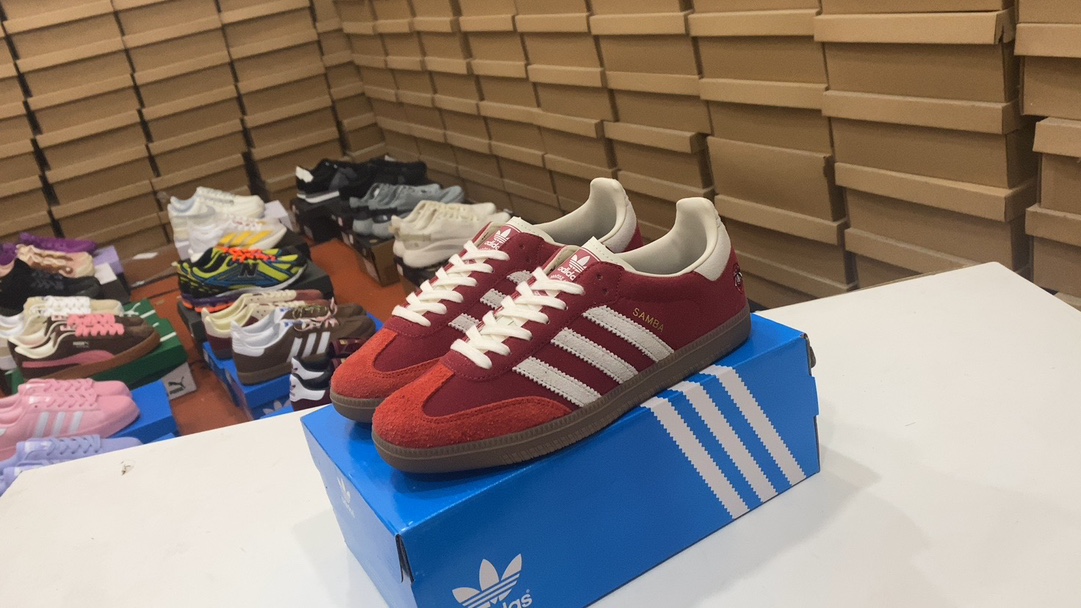 A90 ADIDAS Addis Samba Og Retro Retro Producto retro Retro samba SAPA Este zapato samba muestra una artesanía de alta calidad con costura decorativa de súper cerraduras y una forma de cuero suave y sin costura de cuero y una franja icónica de 3 completos con la apariencia exquisita y los cordones de co -cuerpo regulares, con Velvet Velvet. plantillas, suelas de goma para disfrutar de la suavidad de la manga de ortodoncia.