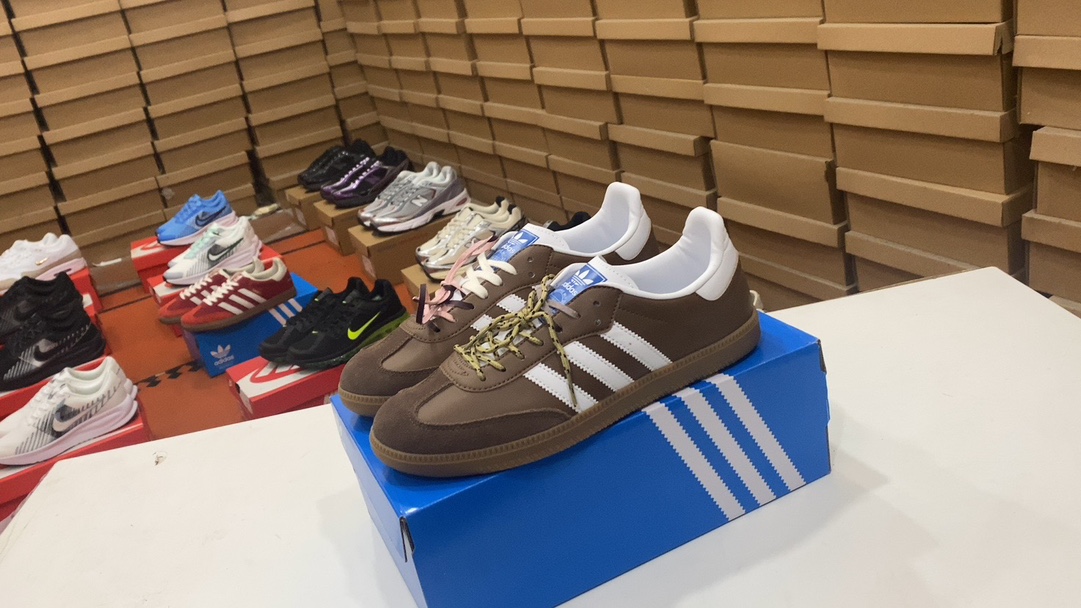 150 ADIDAS Samba OG Retro Retro Sweacters de samba Retro Samba Este zapato samba muestra artesanía de alta calidad con costuras decorativas de súper bloqueo y formas de cuero suaves y suaves sin costuras y 3 rayas icónicas de 3 rayas completaron la apariencia exquisita y los zapatos de cobapiete regulares, Con plantillas de terciopelo, suelas de goma para disfrutar de la suavidad de la manga de ortodoncia.