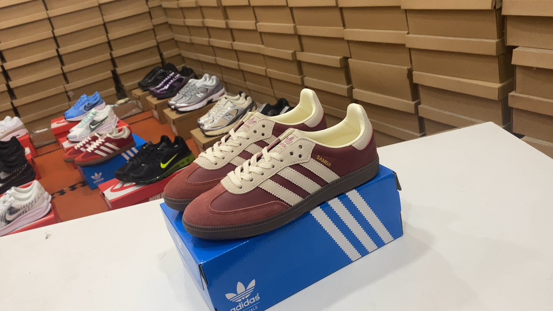 170 ADIDAS Samba OG Retro Retro Producto Retro Samban Retro Saper Este zapato samba muestra artesanía de alta calidad con costuras decorativas de súper bloqueo y formas de cuero suaves y suaves sin costuras y 3 rayas icónicas de 3 rayas completadas con la apariencia exquisita y los zapatos regulares de co -cuerpo, con Velvet Bosk de goma para disfrutar de la suavidad de la manga de ortodoncia.