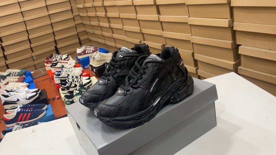 470 Balenciaga Runner 7.0 muestra el estilo del estilo de zapatos deportivos del diseñador de Demna a través de detalles, detalles antiguos y de sutura, y usa un par de «zapatos viejos» para pasar la sensación retro, el tablero trasero, el dedo del pie, luego muestra a Demna’s’s concepto futuro estructural;