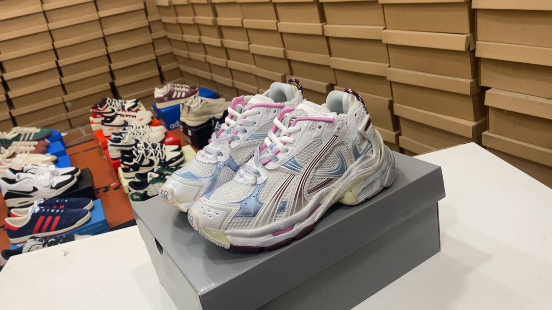 470 Balenciaga Runner 7.0 muestra el estilo del estilo de zapatos deportivos del diseñador de Demna a través de detalles, detalles antiguos y de sutura, y usa un par de «zapatos viejos» para pasar la sensación retro, el tablero trasero, el dedo del pie, luego muestra a Demna’s’s concepto futuro estructural;