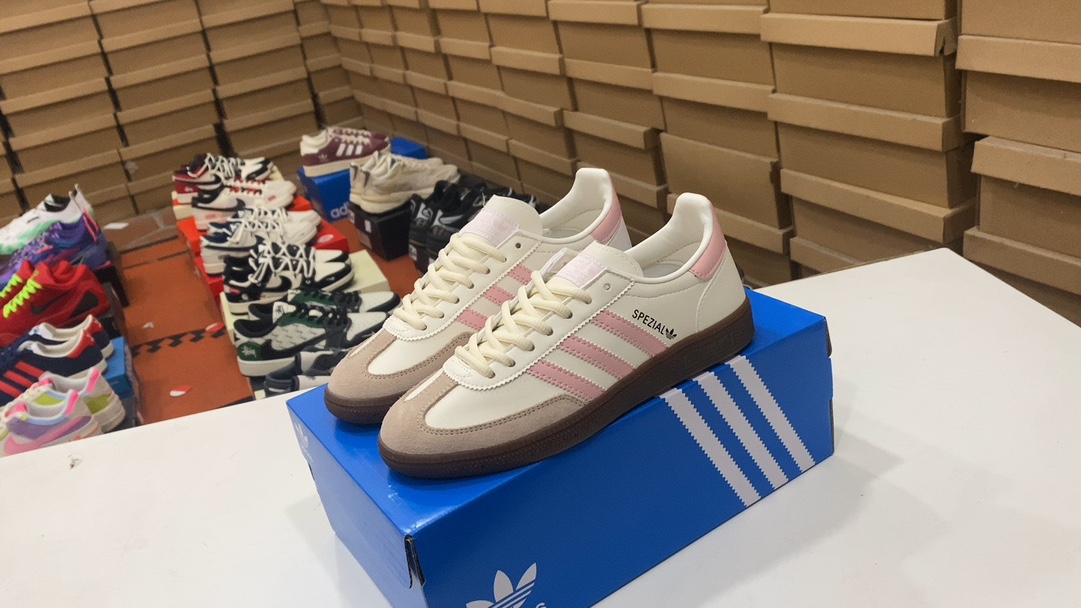 110 ADIDAS Samba OG Retro Retro Producto retro Retro Sambas de samba Este zapato samba muestra artesanía de alta calidad con costuras decorativas de súper cerraduras y formas sin costuras de cuero suave y suave y 3 rayas icónicas de 3 rayas después de completar la apariencia exquisita, los zapatos regulares ajustados, allí, allí, allí, allí, allí, allí, allí, allí, allí, allí, allí, allí, allí, allí, allí, allí, allí, allí, allí, allí, allí, allí, allí, allí, allí, allí, allí, allí, allí, allí, allí, allí, allí, allí, los zapatos, allí, allí, allí, los zapatos, allí, allí, allí, los zapatos  son plantillas de terciopelo, suelas de goma para disfrutar de las mangas de ortodoncia, y han estado ganando el favor de los fanáticos desde la primera aparición en la década de 1950: 35 36 36⅔ 38 38 39⅓ 40⅔ 41⅓ 41⅓ 41⅓ 42 42 ⅓ 43 4 44 45 45 Número: JH8661#321678954440422