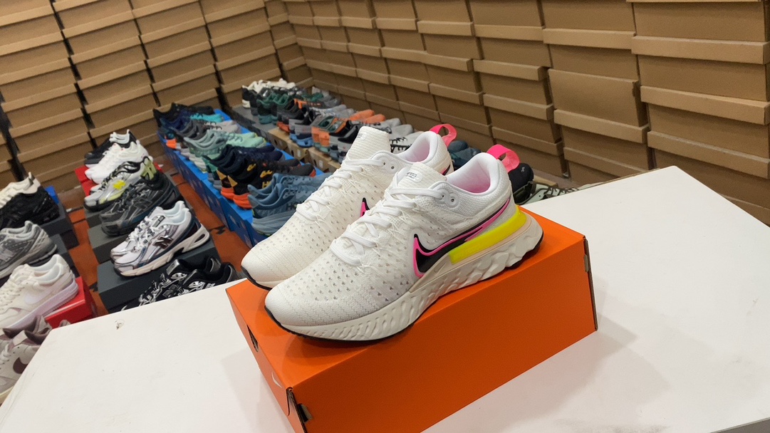 N190 Nike Reactx Infinity Run 4 Riya Functional Enfermedad de la enfermedad de viento Serie de amortiguación de la carretera zapatos deportivos casuales. La espuma utiliza la forma de «rockero curvo», que trae un soporte sobresaliente para los movimientos de carrera. Flyknit Upper crea una excelente transpirabilidad para las partes clave. Las plantas de los pies están diseñadas con una altura de alto choque, y el material de goma se agrega a la suela. Tamaño: 36 36.5 37.5 38 38.5 39 40 40 42 42.5 43 44 45 Número de pasillo: DJ5395-100#105879954440044004