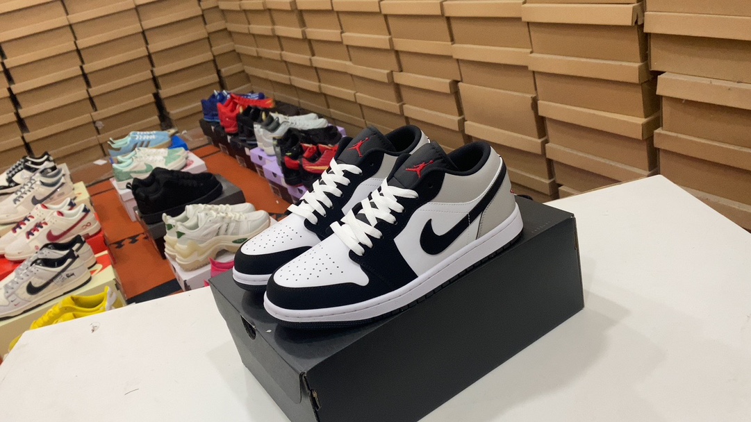 A170 Jordan Air Jordan 1 Low AJ1 JOE 1 Jordan 1ra Generación AJ1 Zapatillas de baloncesto deportivo de ocio cultural de ocio cultural de bajo ojo. El zapato se inspira en el diseño del primer año de 1985, y renovó la apariencia simple y clásica, lo que hace que las personas se sientan familiares y nuevas. Después de que los detalles de costura coinciden con el logotipo de bordado Wings, resalta el estilo exclusivo único de la marca Jordan. Superior de cuero, el plástico es una estructura y durabilidad sobresalientes. Tamaño: 36 36.5 37.5 38 38.5 39 40 40 42 42.5 43 44 45 46 Número de artículo: HF3186-106 #25612698443063