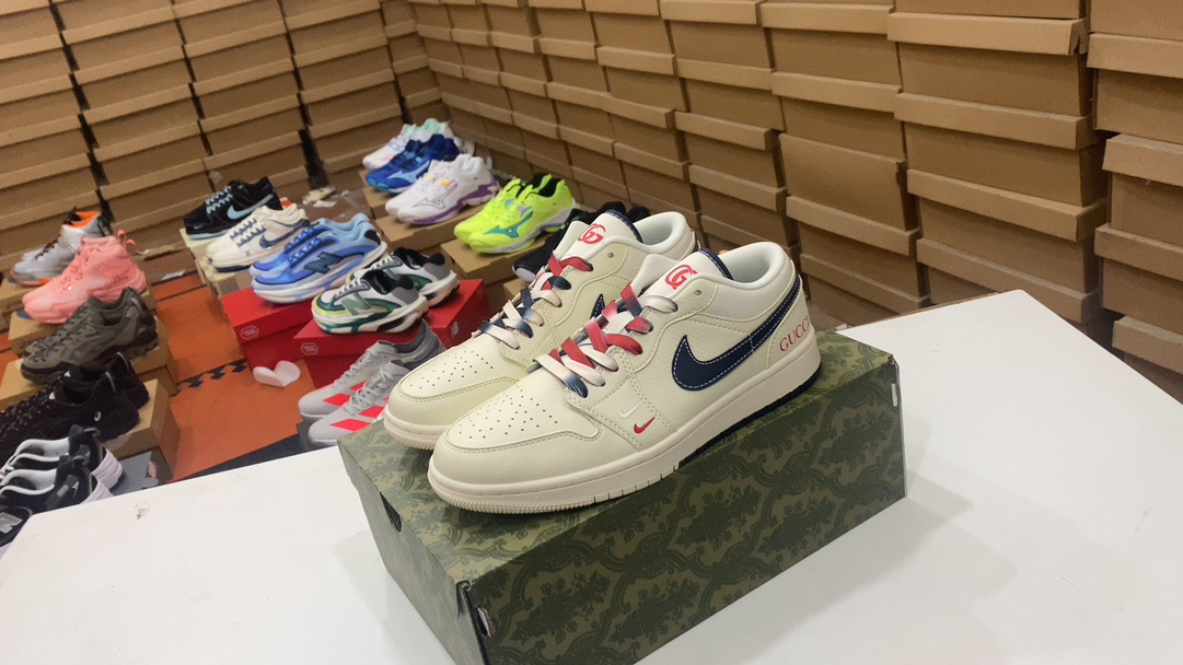 A 270 Jordan Air Jordan 1 Low AJ1 JOE 1 Jordan 1st Generation AJ1 Low -Gang Retro Cultural Leisure Sports Basketball Basketball. El zapato se inspira en el diseño del primer año de 1985, y renovó la apariencia simple y clásica, lo que hace que las personas se sientan familiares y nuevas. Después de que los detalles de costura coinciden con el logotipo de bordado Wings, resalta el estilo exclusivo único de la marca Jordan. Superior de cuero, el plástico es una estructura y durabilidad sobresalientes. Tamaño: 36 36.5 37.5 38 38.5 39 40 40 42 42.5 43 44 45 Número de pasillo: FC1688-198#14343594443065