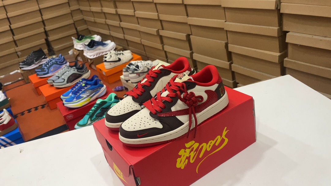 Un 270 Jordan Air Jordan 1 zapatos de baloncesto deportivo retro de ocio cultural retro de baja tope. El zapato se inspira en el diseño del primer año de 1985, y renovó la apariencia simple y clásica, lo que hace que las personas se sientan familiares y nuevas. Después de que los detalles de costura coinciden con el logotipo de bordado Wings, resalta el estilo exclusivo único de la marca Jordan. Superior de cuero, el plástico es una estructura y durabilidad sobresalientes. Tamaño: 36 36.5 37.5 38 38.5 39 40 40 42 42.5 44 45 45 Número de artículo: CH6336-020#14373894443065