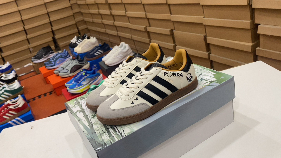 150 ADIDAS Samba OG Samba Samba Samba Samba zapatos de samba Este zapato samba muestra artesanía de alta calidad con costuras decorativas de súper cerraduras y un estilo de cuero suave y suave de cuero suave e icónico 3 Las rayas completan la apariencia exquisita, los cordones coincidentes formales y el fondo de la parte inferior de La almohadilla de goma de goma en la parte superior de la parte superior.