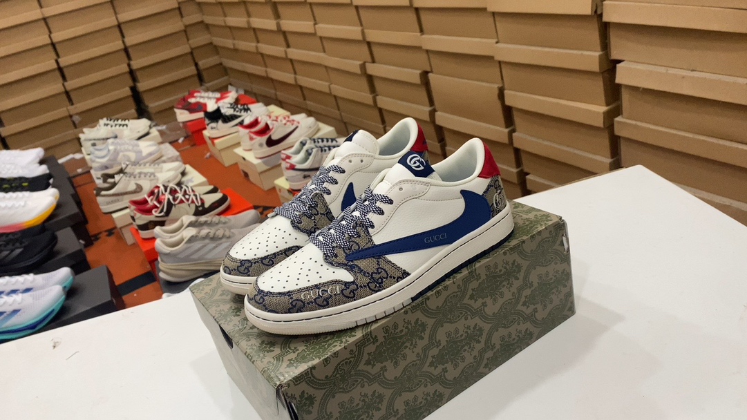 F150 Jordan Fragment X Travis Scott X Off Air Jordan 1 Un par de zapatos de marca de tres partidos está hecho de cuero Litchi completo, la cintura está combinada con «gancho invertido» blanco, y luego el logotipo icónico de Travis Scott está decorado. El azul es el color principal, que mejora el estilo de diseño blanco, azul y negro con diseño de fragmentos. 39 40 40.5 42 42.5 43 44 45 Número de artículo: XY2688-118#14877895444023