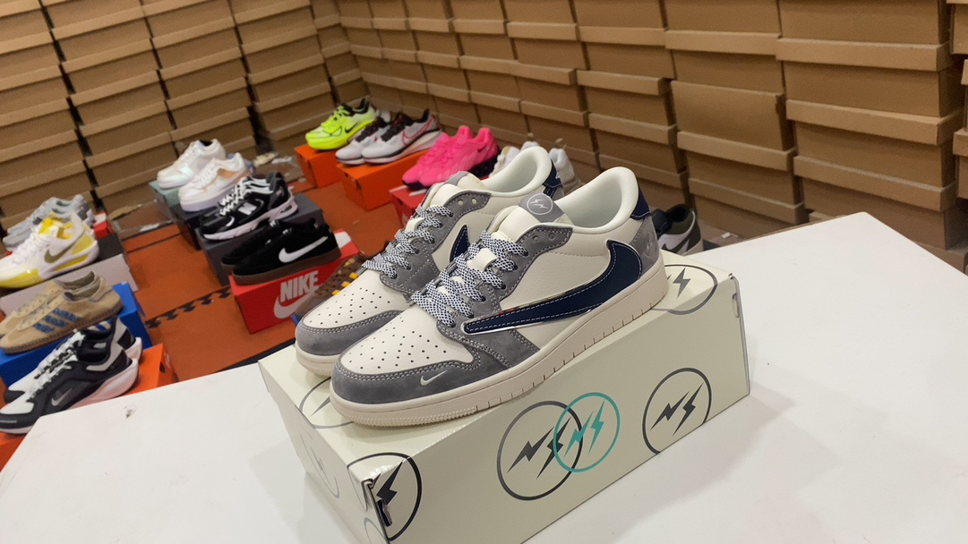 F 270 Jordan Fragment X Travis Scott X Off Air Jordan 1 El par de zapatos de la marca baja de la trilogía está hecho de todo el cuero Litchi, la cintura está combinada con «gancho invertido» blanco, y luego el logotipo icónico de Travis Scott está decorado. es el color principal, que mejora el estilo de diseño blanco, azul y negro con diseño de fragmentos. 40.5.5.5 41 42 42.5 43 44 45 Número de artículo: CF3688-066#143033944443065