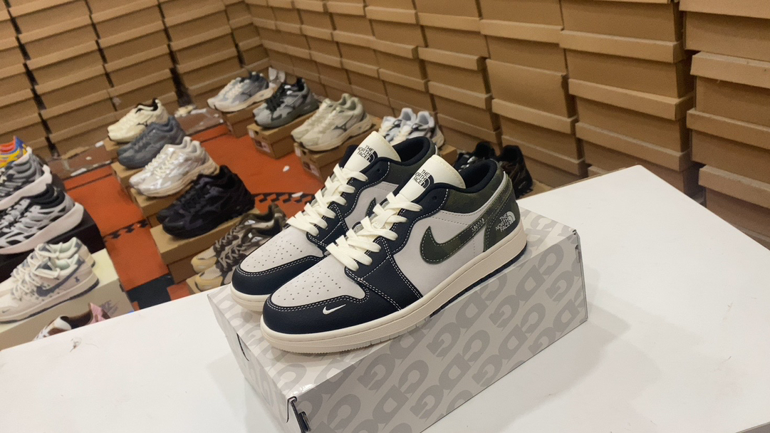 A 290 Jordan Air Jordan 1 Zapatillas de baloncesto deportivas retro de ocio cultural retro de baja tope. El zapato se inspira en el diseño del primer año de 1985, y renovó la apariencia simple y clásica, lo que hace que las personas se sientan familiares y nuevas. Después de que los detalles de costura coinciden con el logotipo de bordado Wings, resalta el estilo exclusivo único de la marca Jordan. Superior de cuero, el plástico es una estructura y durabilidad sobresalientes. Tamaño: 36 36.5 37.5 38 38.5 39 40 40 42 42.5 43 44 45 Número de pasillo: DM9188-013#14303394443006