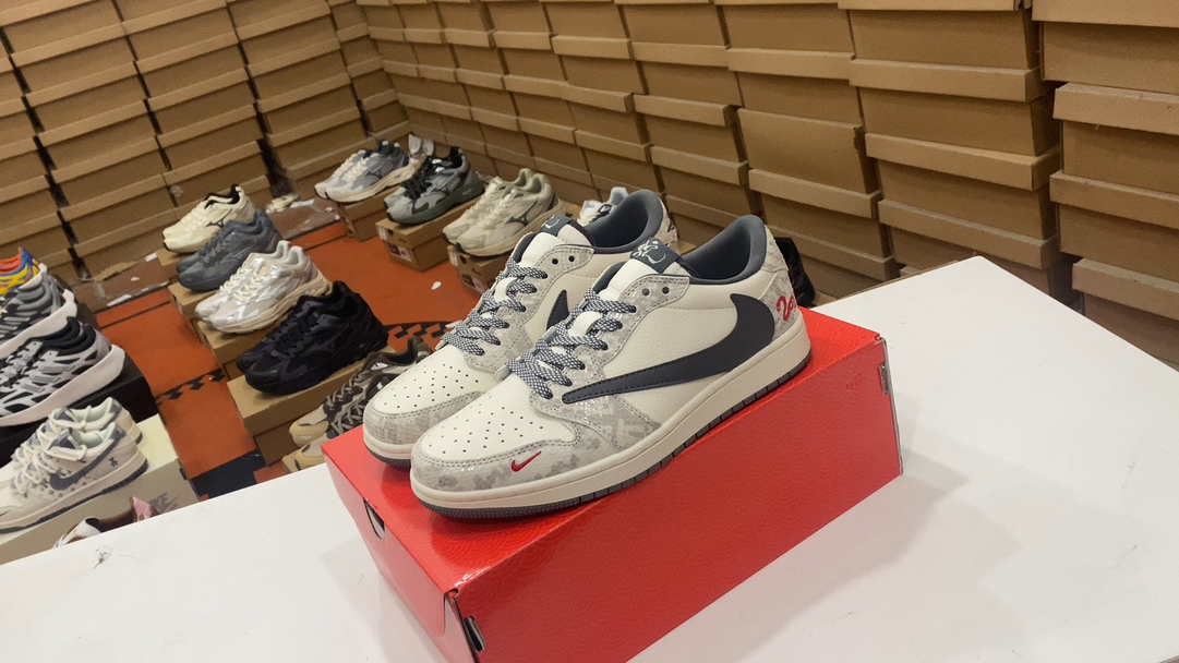 F 270 Jordan Fragment X Travis Scott X Off Air Jordan 1 El par de zapatos de la marca baja de la trilogía está hecho de todo el cuero Litchi, la cintura está combinada con «gancho invertido» blanco, y luego el logotipo icónico de Travis Scott está decorado. es el color principal, que mejora el estilo de diseño blanco, azul y negro con diseño de fragmentos. 40.5.5.5 41 42 42.5 43 44 45 Número de artículo: XS3086-009#143033944443065